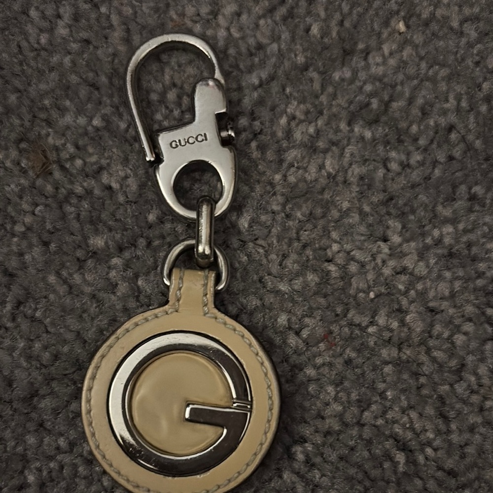 Gucci Cream and Silver Key Holder with Iconic Design
